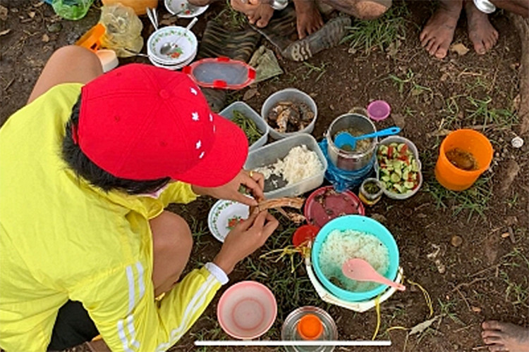 Nàng hoa hậu còn chia sẻ câu chuyện với cậu em trai sợ cô quên đường ra ruộng vì đường xá thay đổi.