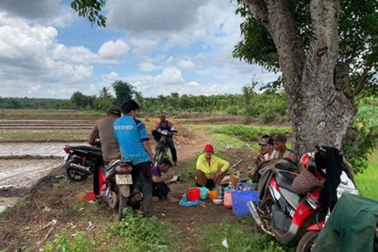 Giờ nghỉ, H'hen Niê không ngần ngại ngồi bệt xuống đất, ăn cơm với mọi người.