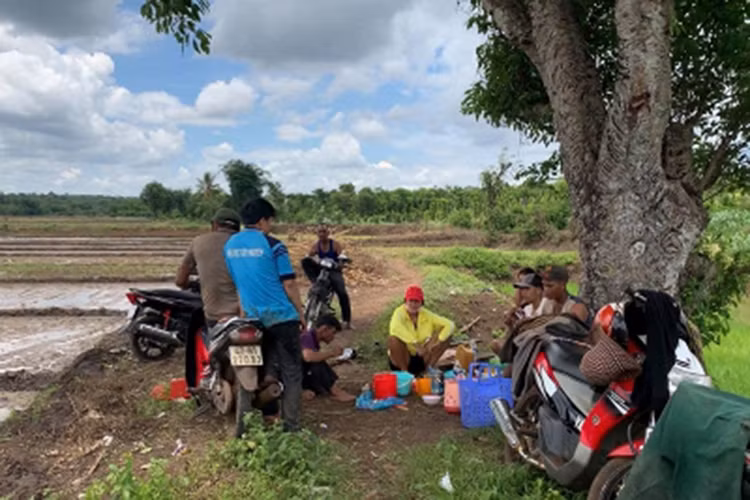 Giờ nghỉ, H'hen Niê không ngần ngại ngồi bệt xuống đất, ăn cơm với mọi người.