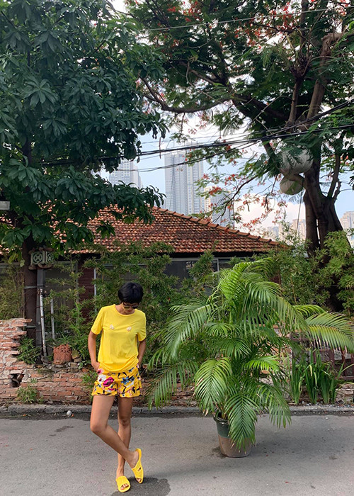 Gần đầy, Top 5 Hoa hậu Hoàn vũ Thế giới 2018 thường đi dép tổ ong, một phần vì ngón chân cái của cô đang bị sưng và mưng mủ.