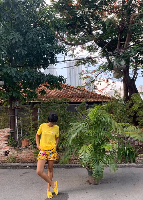 Gần đầy, Top 5 Hoa hậu Hoàn vũ Thế giới 2018 thường đi dép tổ ong, một phần vì ngón chân cái của cô đang bị sưng và mưng mủ.