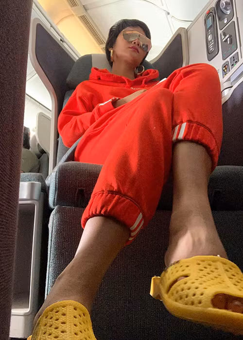 Lương Hoàng Anh đánh giá H'hen Niê là quê mùa lôm côm: "Một hoa hậu mà đi dép trong nhà, mặc đồ lôi thôi, ngồi chồm hổm từ trong nhà ra thế giới thì là thiếu ý thức", cần "nỗ lực để hội nhập với thế giới văn minh".