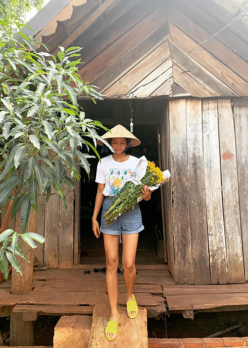 H'hen Niê được cư dân mạng bênh vực giữa ồn ào bị doanh nhân Lương Hoàng Anh chê quê mùa.