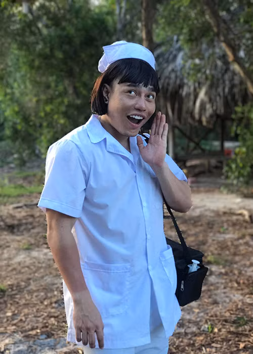 Sự hài hước của nam diễn viên sinh năm 1989 toát lên trên sân khấu lẫn ngoài đời.