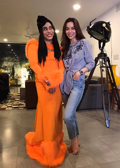 Chia sẻ hình ảnh chụp bên Hồ Ngọc Hà, quán quân Cười xuyên Việt được nhận xét là bản sao lỗi của nữ hoàng giải trí.