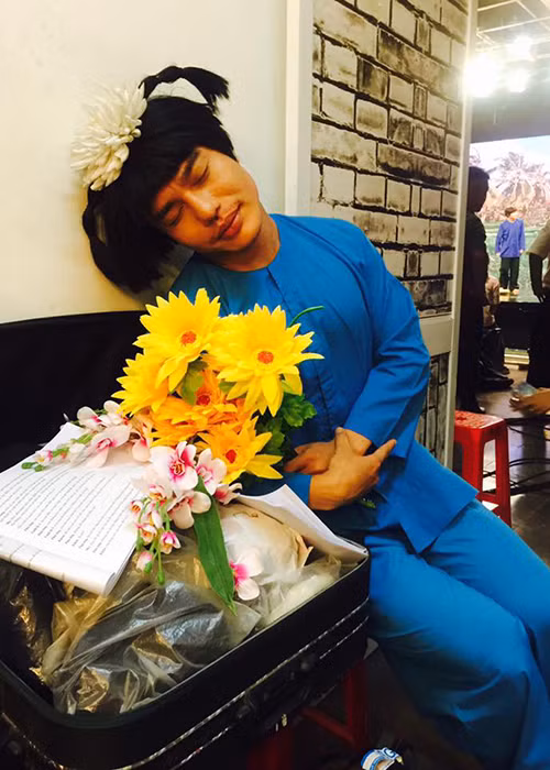 Nam diễn viên thường có tạo hình hài hước khi lên sân khấu, trong các video.