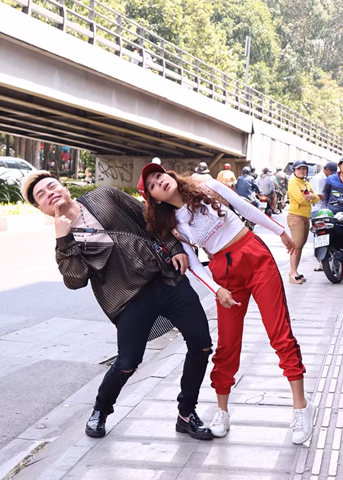 Vốn là cái tên gây ồn ào nên Bảo Lâm bị nghi dàn dựng clip để PR. Tuy nhiên, phía nam diễn khẳng định việc Lê Dương Bảo Lâm bị đánh là sự thật.