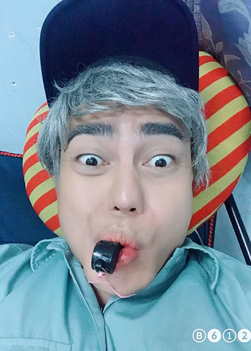 Đặc biệt, sau khi bắt đầu công việc livestream bán hàng, nam diễn viên vướng không ít ồn ào.