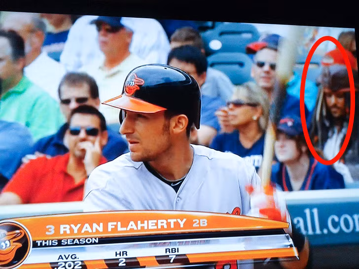 Đó là vị khán giả đặc biệt này - trông không khác gì thuyền trưởng Jack Sparrow trong loạt phim "Cướp biển vùng Carribean".