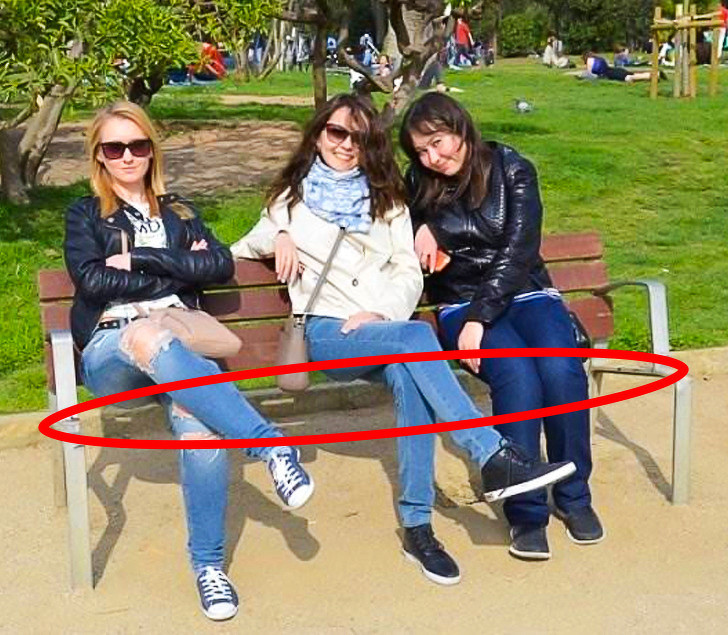 ... cho đến khi biết rằng 3 cô gái này đang "ngồi" lơ lửng mà không hề có mặt ghế.