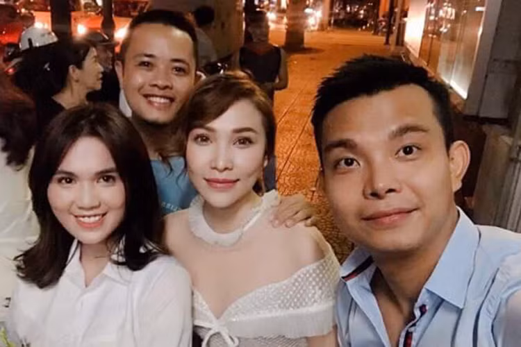 "Tham khảo và học hỏi những người đi trước, kế thừa và phát triển thành cái của mình chứ mình không quá giỏi gì cũng tự nghĩ ra 100% đâu. Nhưng đã bắt phải bắt cho đúng chứ cứ thấy na ná nhau rồi ghép hình lại tag model và NTK nước ngoài không liên quan. Mà tính mình cũng thẳng nên thôi mình tham khảo ở đâu mình đăng lên luôn để mọi người xem nhé", Đỗ Long phản pháo. Ảnh: FBNV