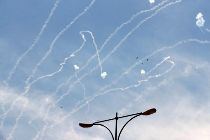 Hai bên đều chưa đưa ra thông tin về thương vong. Hiện chưa có nhóm quân sự nào ở Gaza nhận trách nhiệm vụ phóng tên lửa vào Israel.