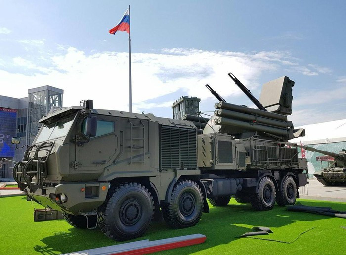 Việc giảm trường đánh chặn của Pantsir-S mới xuống 200 m cũng sẽ là một vấn đề đối với các máy bay không người lái tấn công. Xét cho cùng, đây là cơ sở của chiến thuật yêu thích của UAV, đó là càng gần mục tiêu càng tốt.