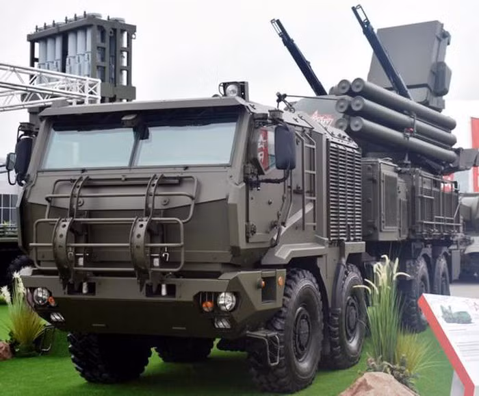 Không chỉ có nâng cấp phiên bản Pantsir-S2 hay chế tạo mới biến thể Pantsir-SM, một sửa đổi khác là Pantsir-S1M cũng đã được nhà sản xuất vũ khí Nga công khai trong thời gian gần đây.