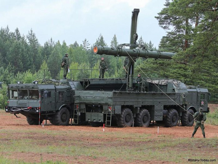 Lục quân Mỹ hiện chỉ có hệ thống tên lửa ATACMS (Army TACtical Missile System, nghĩa đen là hệ thống tên lửa chiến thuật của lục quân) bị đánh giá lỗi thời, được trang bị tên lửa đạn đạo tầm ngắn.