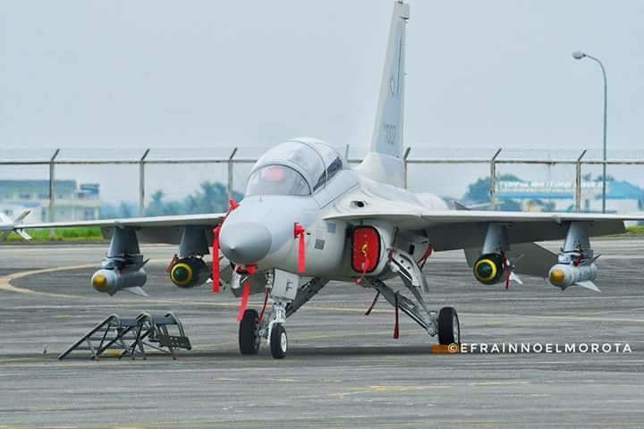 Tuy vậy năm 2017 một chiếc FA-50 đã thả một quả bom đi chệch mục tiêu 250m làm chết hai binh sĩ Philippineses và 11 người khác bị thương. Lần khác FA-50 khi không kích nhóm khủng bố Maute lại ném bom nhầm vào đồng đội làm 10 binh sĩ thiệt mạng và 7 người khác bị thương. Các sai lầm liên tiếp đã bắt buộc phải dừng hoạt động loại máy bay FA-50 này để điều tra nguyên nhân. Ảnh: Máy bay FA-50 của không quân Phillipin.