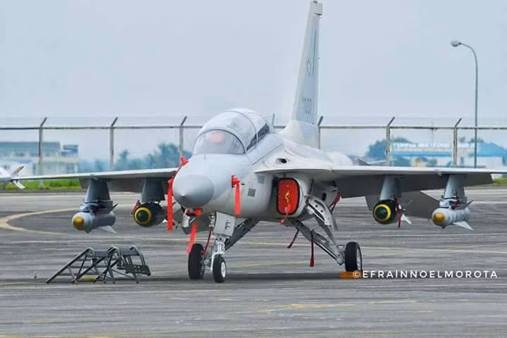 Tuy vậy năm 2017 một chiếc FA-50 đã thả một quả bom đi chệch mục tiêu 250m làm chết hai binh sĩ Philippineses và 11 người khác bị thương. Lần khác FA-50 khi không kích nhóm khủng bố Maute lại ném bom nhầm vào đồng đội làm 10 binh sĩ thiệt mạng và 7 người khác bị thương. Các sai lầm liên tiếp đã bắt buộc phải dừng hoạt động loại máy bay FA-50 này để điều tra nguyên nhân. Ảnh: Máy bay FA-50 của không quân Phillipin.