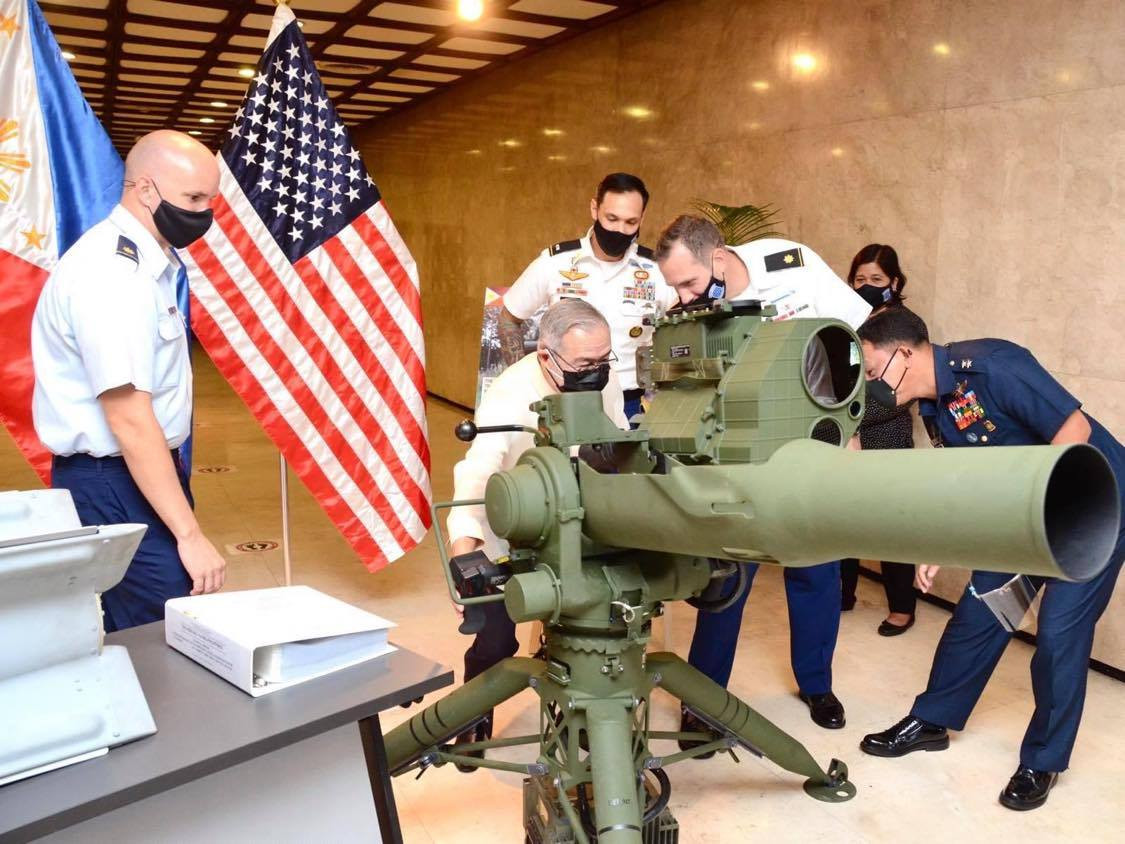 Gói vũ khí Philippines nhận được từ chính phủ Mỹ bao gồm 24 quả bom Mk-82 cùng các bộ nâng cấp dành bom dẫn đường bằng laser GBU-49 Paveway II. Ngoài ra còn có 100 tên lửa chống tăng BGM-71 TOW 2A Bunker cùng 12 hệ thống thu nhận mục tiêu cải tiến TOW (ITAS). Ảnh: Đại diện quân đội Philippines nhận gói hỗ trợ vũ khí từ Mỹ.