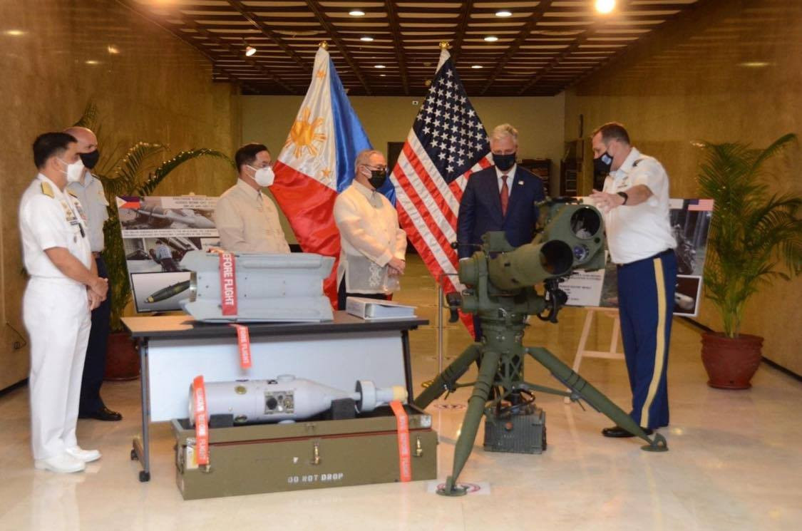 Biến thể tên lửa BGM-71 TOW bàn giao cho Thủy quân lục chiến Philippines sắp tới là loại tên lửa chống tăng TOW 2A được nâng cấp hiện đại, được sản xuất sau năm 1987 có tầm bắn lên tới 3.750 mét, phù hợp trong việc tấn công các phương tiện giáp dày hơn, hoặc chống lại các công trình và boongke kiên cố. Ảnh: Hệ thống ISTAR dành cho tên lửa TOW-2A trong lễ bàn giao.