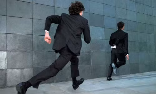 Trong giấc mơ bị đuổi bắt, bạn thấy người đuổi mình là ông chủ hay đồng nghiệp thì đó là dấu hiệu của sự căng thẳng trong công việc. Ảnh minh họa.