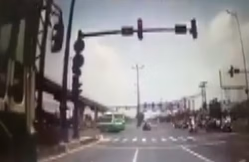 Tai xe vuot den do suyt gay tai nan tham khoc bi phat… 1,5 trieu