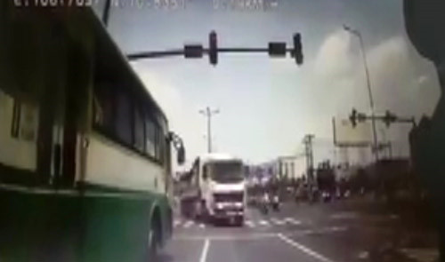 Tai xe vuot den do suyt gay tai nan tham khoc bi phat… 1,5 trieu-Hinh-2