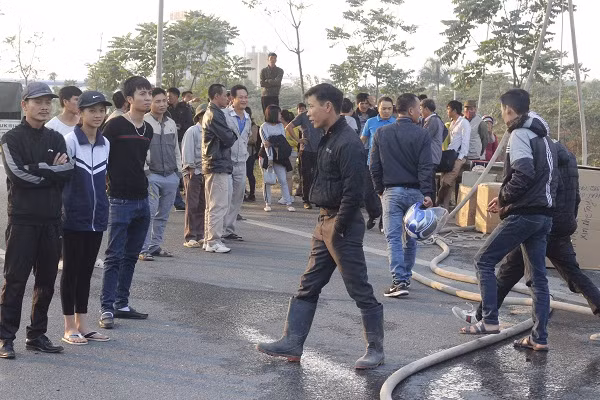 Nhiều hành khách trên xe vẫn chưa hết hoảng loạn sau khi chiếc xe khách bị cháy.