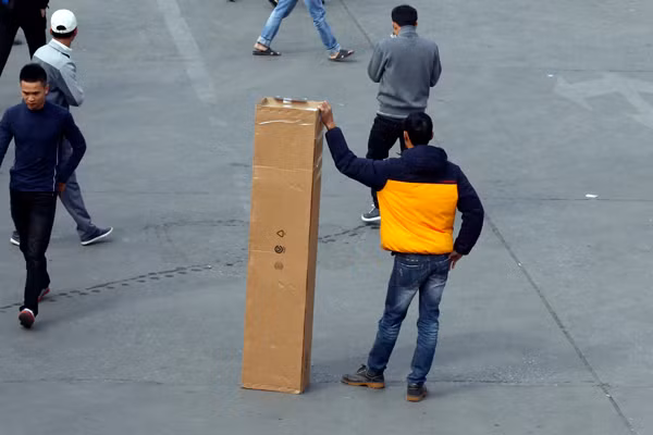 Hành khách về Ninh Bình đứng thẫn thờ giữa bến vì không được lên xe.