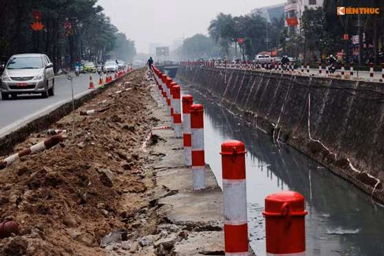 Những ngày gần đây, nhiều người tham gia giao thông theo cả hai hướng trên đường Nguyễn Cơ Thạch (phường Mỹ Đình II, quận Nam Từ Liêm, TP Hà Nội) đều dễ dàng quan sát thấy cảnh tượng đất đá bị đào xới lổm nhổm, vật liệu xây dựng chất đống ngổn ngang.