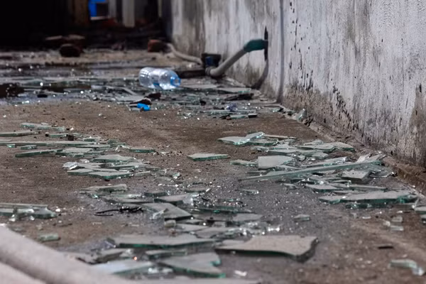 Các mảnh kính vỡ rơi tung tóe xuống đất.
