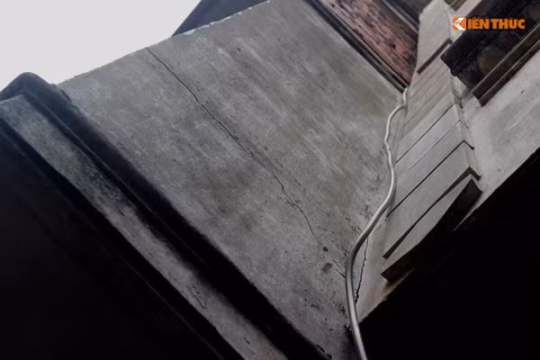 Các vết nứt ngày càng lớn và chạy dài ở phía trước.