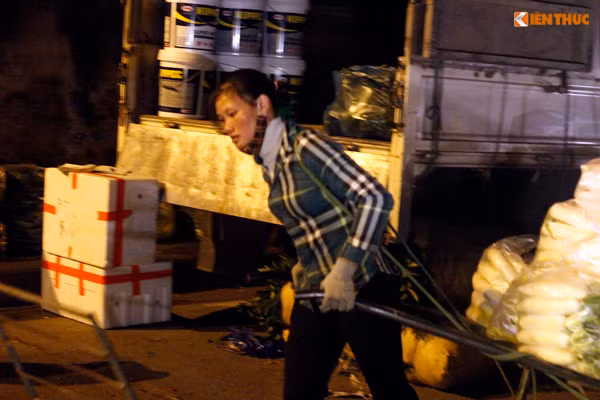 Những nữ cửu vạn ở chợ đầu mối Long Biên làm việc hết sức dưới thời tiết lạnh buốt của đêm đông Hà Nội.