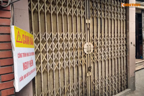 Theo người dân sống trong ngõ Trung Tả, ngoài các hộ dân sinh sống gần khu vực các ngôi nhà bị lún nghiêng thì hàng ngày có nhiều em học sinh của một trường tiểu học và trung học trên địa bàn di chuyển qua đây.