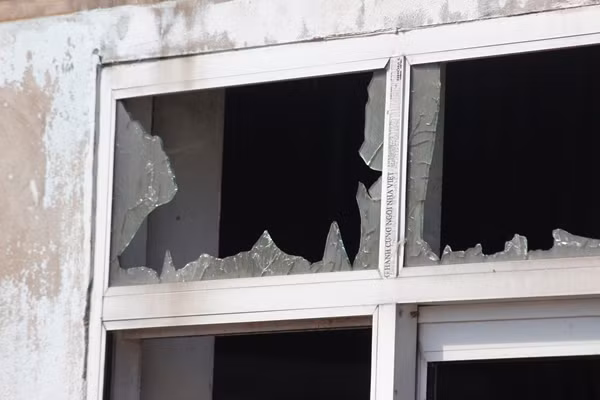 Cửa kính bị sức nóng của lửa ép vỡ tan tành.