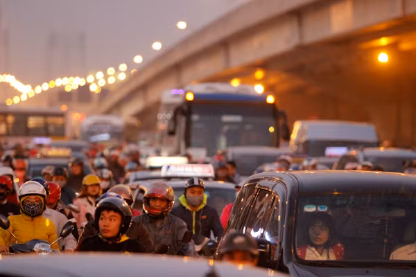 Trong khi đó, một số tuyến đường chính ra khỏi khu vực bến xe Mỹ Đình thỉnh thoảng xảy ra tình trạng ùn tắc do lượng người, phương tiện quá đông.