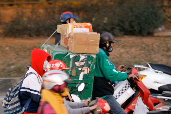 Nhiều xe máy chở theo đồ đạc lỉnh kỉnh muốn rời Thủ đô thật nhanh để về quê nghỉ lễ.