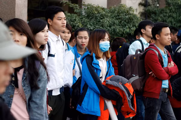 Do dịp nghỉ Tết dương lịch năm nay kéo dài 3 ngày liên tục (31/12/2016-2/1/2017) nên những người dân đang sinh sống và làm việc tại Hà Nội đều khẩn trương ra bến xe ngay sau khi kết thúc ngày làm việc, học tập.