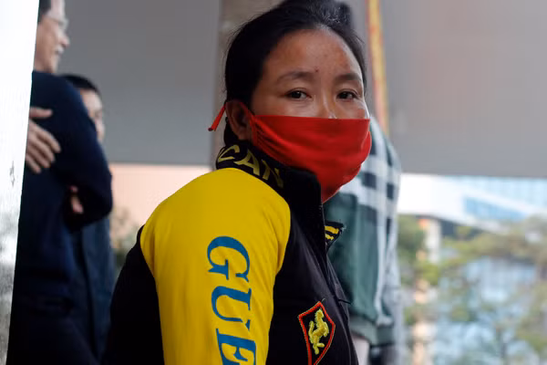 Một người phụ nữ khác cũng tỏ ra mệt mỏi nhưng lo lắng vì sợ xe khách sẽ đông và không có còn chỗ ngồi khi lên xe.