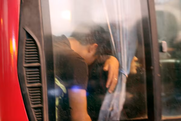 Nam thanh niên quá mệt mỏi đã ngủ gục đầu luôn trên ghế ngay khi bắt được xe khách.