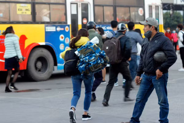 Dù "tay xách, nách mang" nhưng cô gái vẫn chạy thật nhanh chân vào bến.