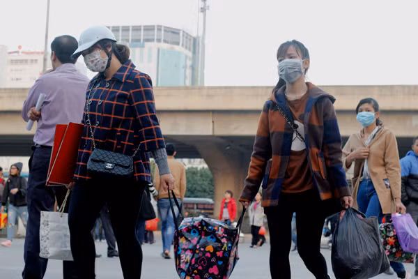 Ghi nhận của PV Kiến Thức tại bến xe khách Mỹ Đình (Hà Nội), từ khoảng 17h chiều 30/12, hàng nghìn người dân đang sinh sống và làm việc tại Hà Nội bắt đầu kéo nhau về bến xe để kịp thời gian về quê nghỉ lễ Tết dương lịch 2017.