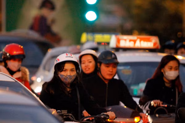 Cảnh chen lấn dễ dàng quan sát thấy trong dòng người ùn ùn rời khỏi Hà Nội về quê nghỉ Tết dương lịch.