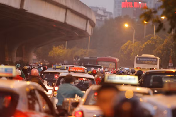 Đến 18h cùng ngày, đường Phạm Hùng (Hà Nội) bắt đầu ùn ứ, các phương tiện di chuyển chậm chạp.