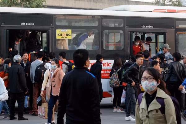 Các lượt xe bus chạy từ các điểm của Thủ đô về bến xe Mỹ Đình chiều cùng ngày rất đông, lượng khách phải đứng chen chúc nhau đến ngạt thở.