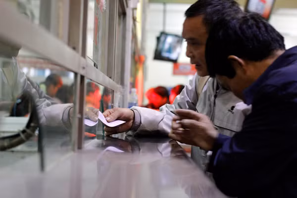 Các hành khách nhanh tay mua vé để kịp thời gian đi chuyến xe khách về quê nghỉ lễ.