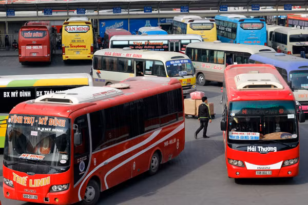 Sáng 30/12, một số nhà xe chạy tuyến Mỹ Đình - Nghệ An, Thanh Hóa, Thái Bình, Ninh Bình đã rủ nhau không chở khách dù đã rời khỏi bến nhằm phản đối quyết định phân luồng, đổi tuyến của thành phố Hà Nội (từ 2/1/2017).