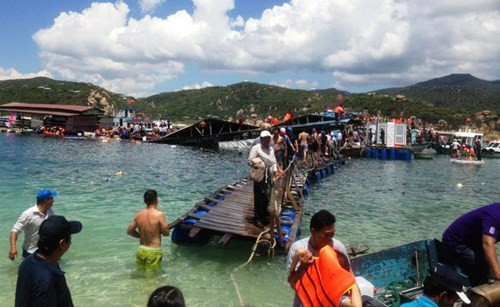 Nguyên nhân sập nhà hàng nổi là do chiếc tàu chở khoảng 20 du khách khi cập sát nhà hàng Vĩnh Tiến thì không may va đập vào mạn phải bè. Lúc này, 300 du khách đang ăn uống, vui chơi hoảng loạn chạy về mạn trái khiến bè bị nghiêng, rồi sập.