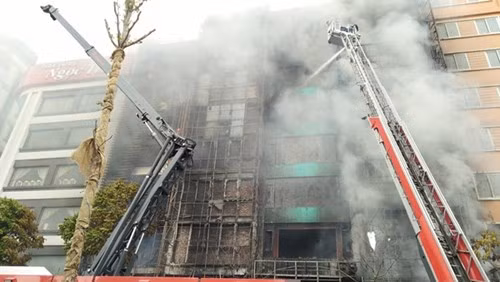 Toàn bộ dãy nhà hàng, quán karaoke trên đường Trần Thái Tông bị lửa thiêu trụi, các tài sản bên trong cũng bị hư hỏng. Do thiết kế của các quán bịt kín, chuồng cọp phía sau cũng bị hàn kín nên lực lượng chức năng rất khó khăn trong việc tiếp cận hiện trường.