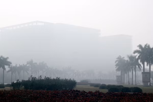 Dù chỉ đứng xa khoảng 200m, người đi đường cũng không thể thấy rõ các ngôi nhà cao tầng phía trước.