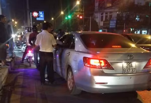 Ha Noi: Gay tai nan bo chay, lai xe Camry bi dan duoi dam vao mat